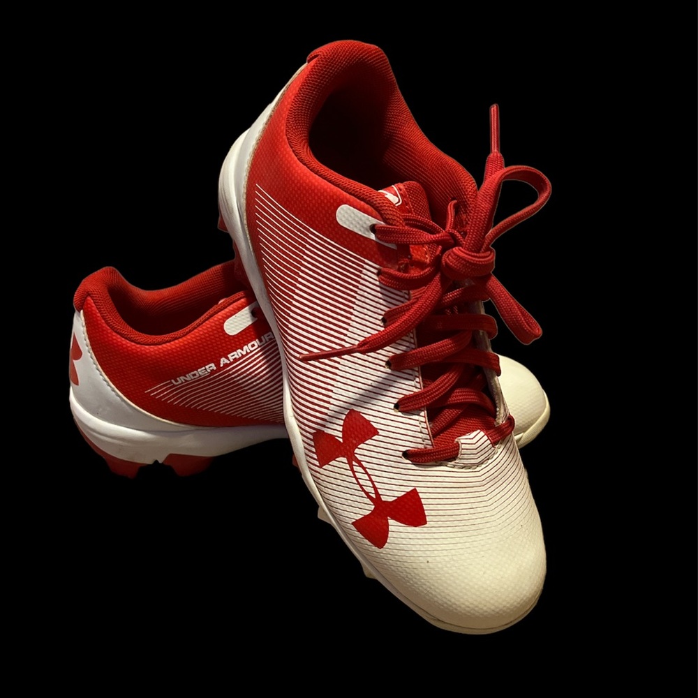 Boy Youth Sz. 2 baseball cleats like new